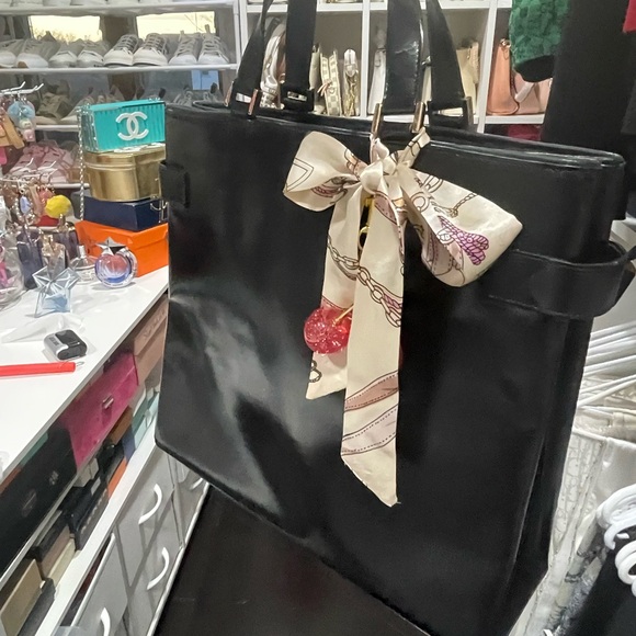 GUCCI Elegant Black Leather Tote Bag with Scarf - Picture 13 of 13